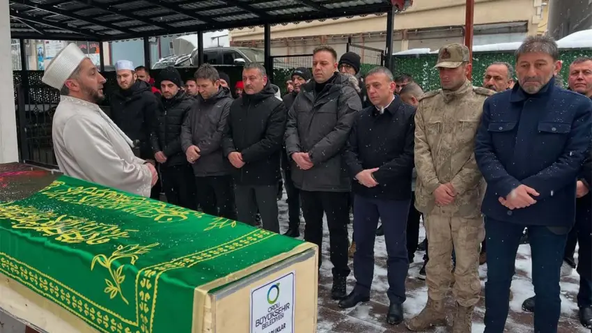 Bakım merkezinde acı kayıp: Ailesine ulaşılamayınca ilçe protokolü ve vatandaşlar toprağa verdi haberinin görseli