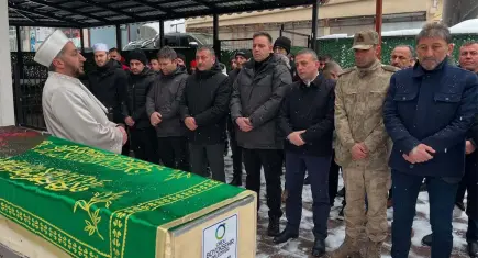 Bakım merkezinde acı kayıp: Ailesine ulaşılamayınca ilçe protokolü ve vatandaşlar toprağa verdi