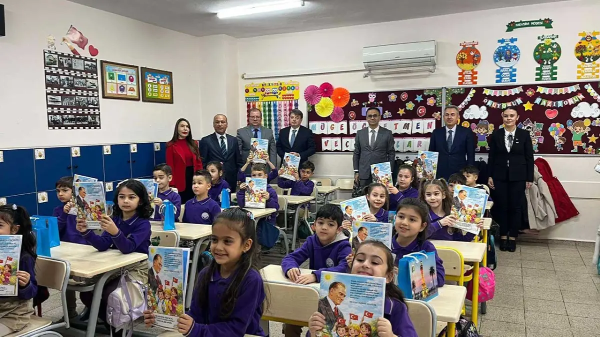 İzmir’de karne sevinci: 721 bin öğrenci yarıyıl tatiline çıktı haberinin görseli