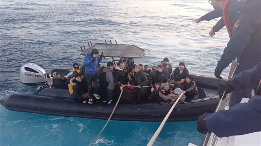 İzmir haber: 56 düzensiz göçmen ve 1 insan kaçakçısı şüphelisi yakalandı