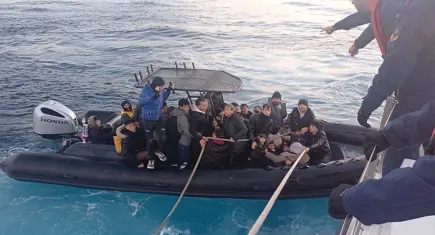 İzmir haber: 56 düzensiz göçmen ve 1 insan kaçakçısı şüphelisi yakalandı