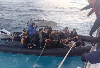 İzmir haber: 56 düzensiz göçmen ve 1 insan kaçakçısı şüphelisi yakalandı