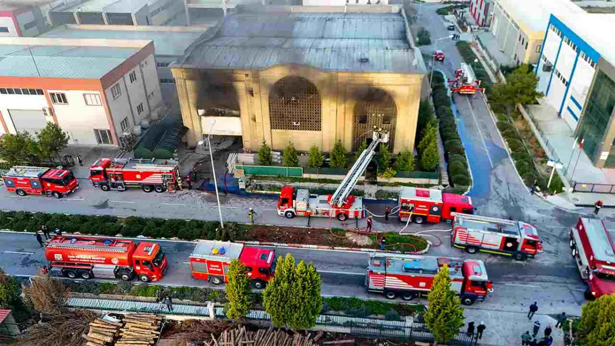 Menderes’te fabrika yangını korkuttu: alevler kontrol altına alındı haberinin görseli