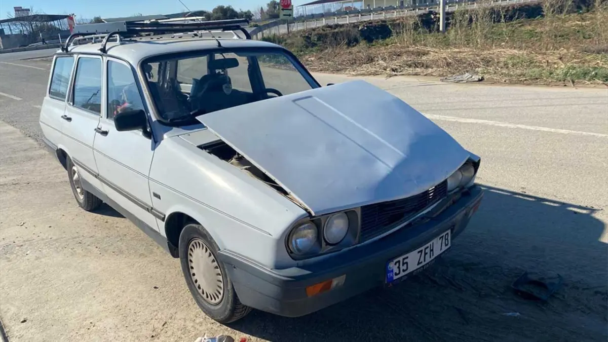 Ödemiş’te trafik kazası: İki araç çarpıştı, bir kişi hastanelik oldu haberinin görseli