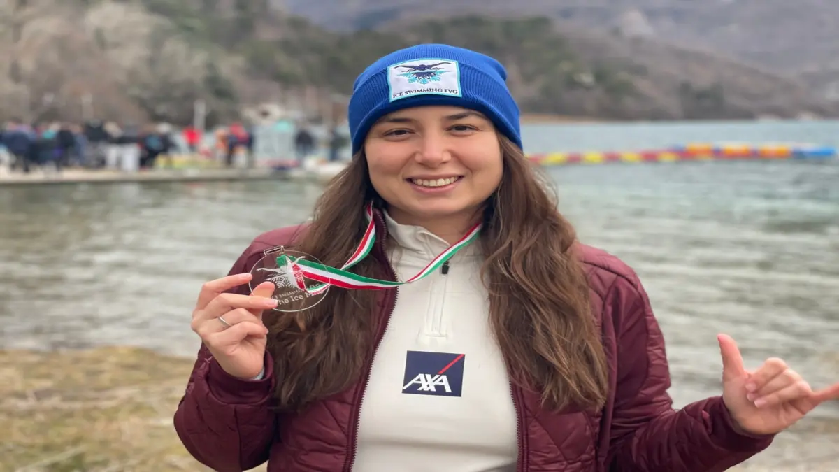 Bengisu Avcı’dan buz gibi suda tarihi rekor haberinin görseli