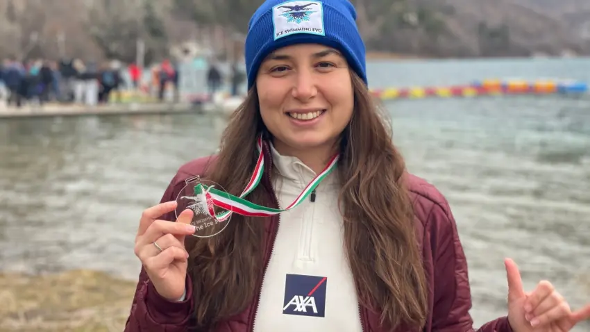 Bengisu Avcı’dan buz gibi suda tarihi rekor