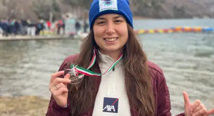 Bengisu Avcı’dan buz gibi suda tarihi rekor