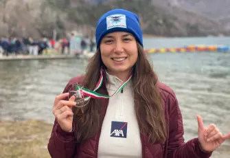 Bengisu Avcı’dan buz gibi suda tarihi rekor