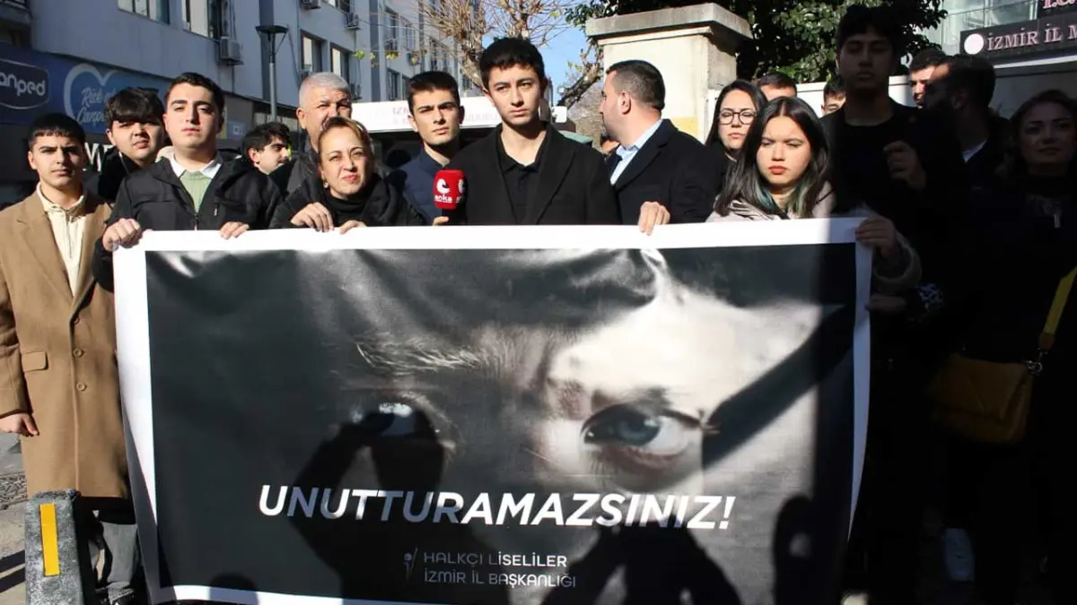 CHP’li gençlerden karne tepkisi: Cumhuriyet kalplerden silinmez haberinin görseli