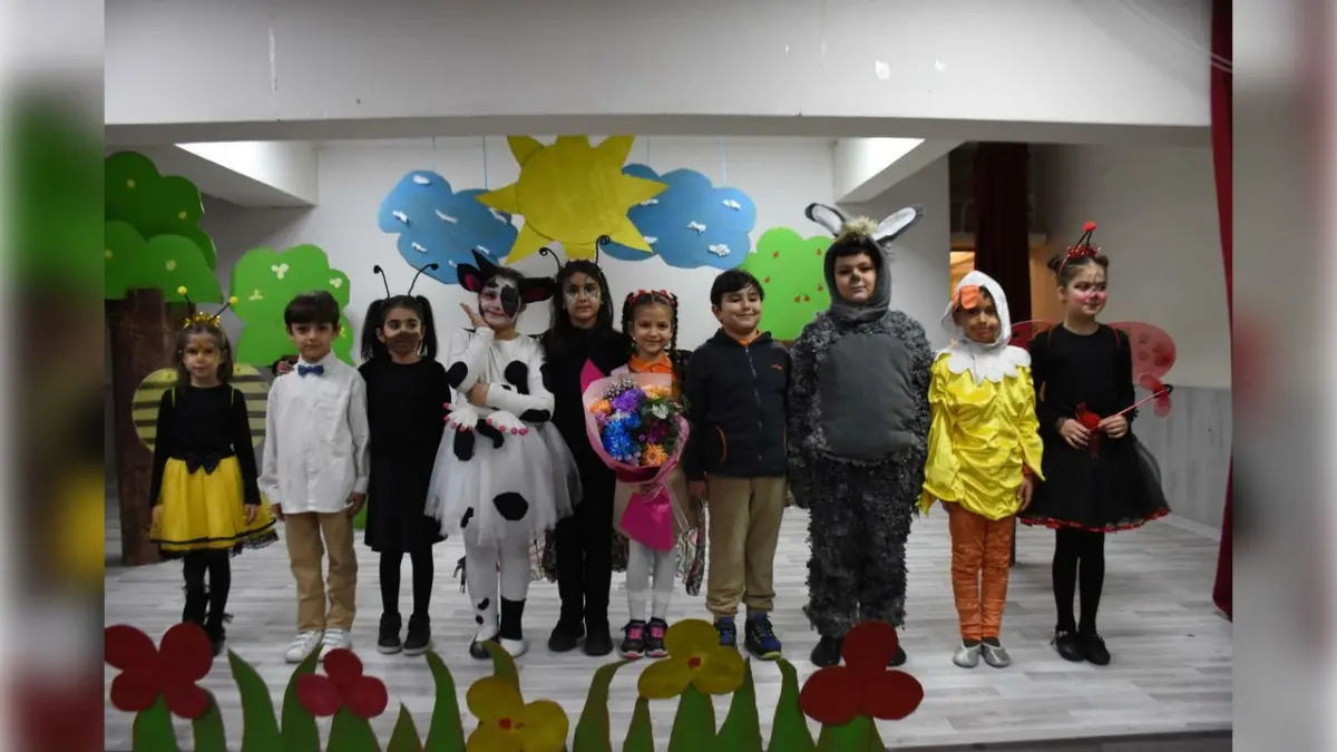 İlkokul öğrencileri değerleri tiyatro yoluyla öğreniyor haberinin görseli