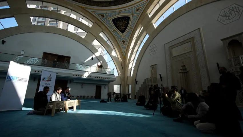 İzmir’de Uluslararası Kur’an-ı Kerim Güzel Okuma Yarışması haberinin görseli