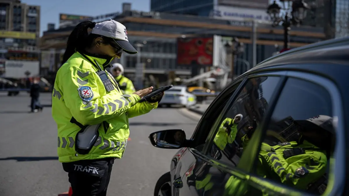İzmir polisi trafik magandalarına göz açtırmıyor haberinin görseli