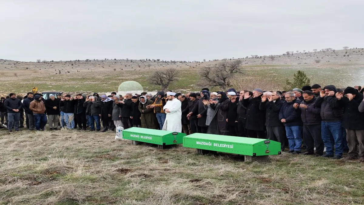 Mardin’de yürek yakan veda: Buz tutmuş gölete düşen iki çocuk yan yana defnedildi haberinin görseli
