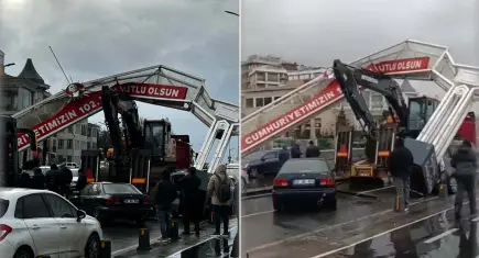 Üsküdar’da TIR üzerindeki ekskavatör tabelaya çarptı: 7 araç hasar gördü