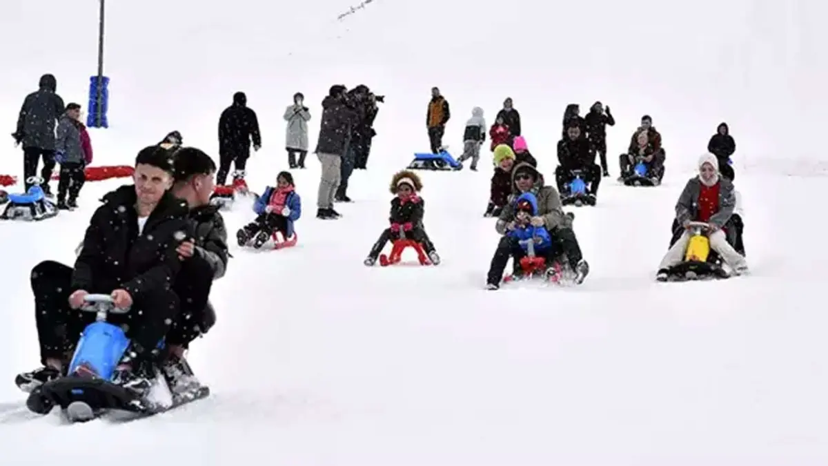 Bitlis'teki kayak merkezi yarıyıl tatilinde öğrencilerle dolup taştı başlıklı video haberin görseli