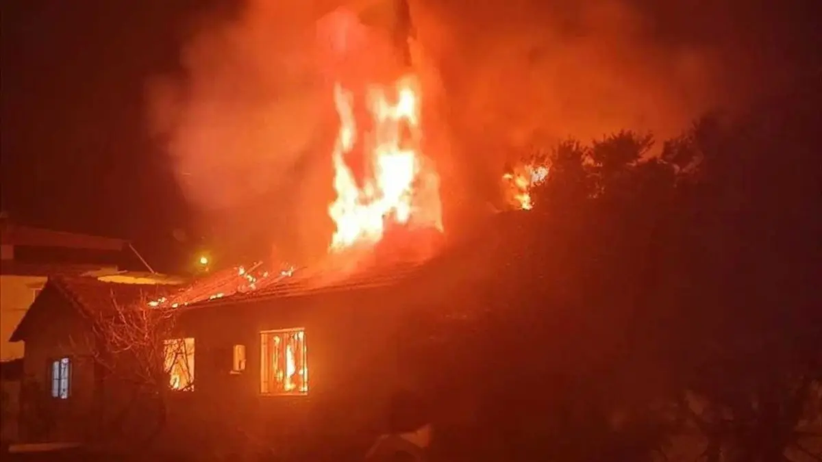 İzmir'de ev yangınında yaralanan kişi hastanede hayatını kaybetti haberinin görseli