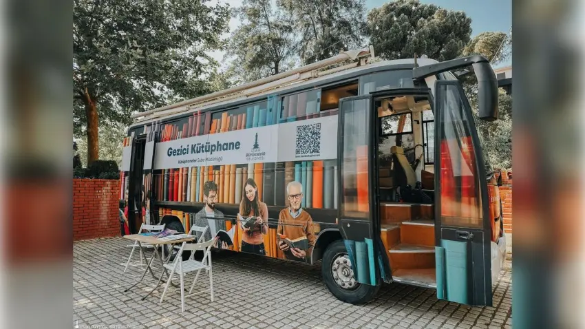 İzmir’de gezici kütüphane ile çocuklara tatil sürprizi