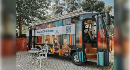 İzmir’de gezici kütüphane ile çocuklara tatil sürprizi