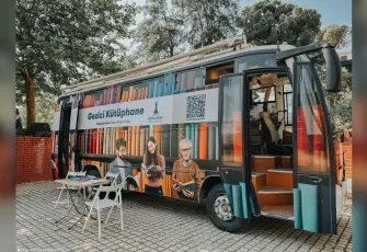 İzmir’de gezici kütüphane ile çocuklara tatil sürprizi