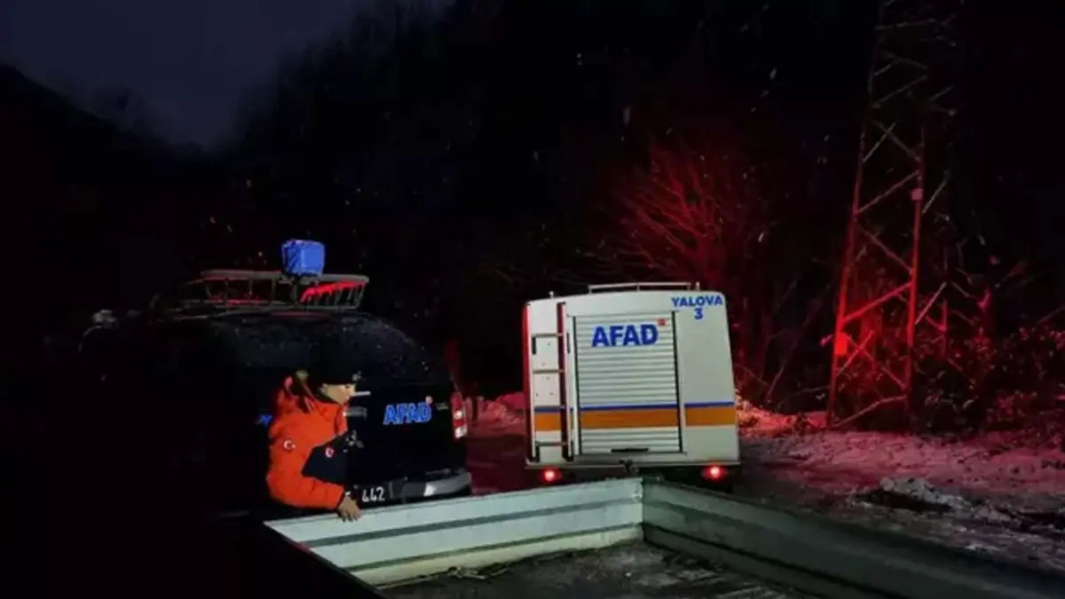 Kar keyfi kabusa dönüşüyordu! 35 kişi mahsur kaldı, Bir araç şarampole uçtu haberinin görseli