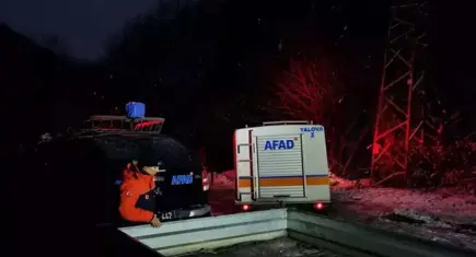 Kar keyfi kabusa dönüşüyordu! 35 kişi mahsur kaldı, Bir araç şarampole uçtu