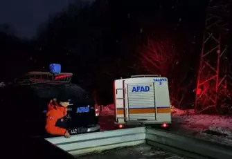 Kar keyfi kabusa dönüşüyordu! 35 kişi mahsur kaldı, Bir araç şarampole uçtu