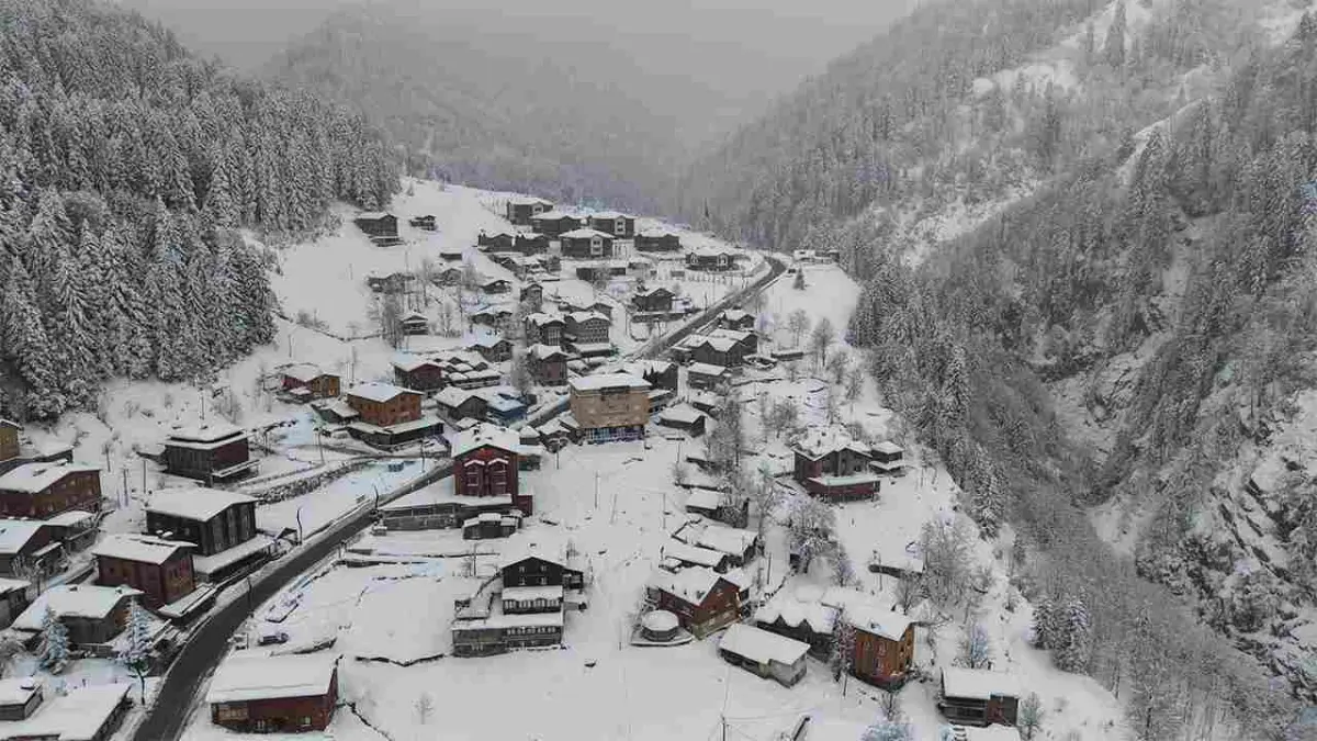 Karla kaplanan Ayder Yaylası, kış turizminin gözdesi oldu haberinin görseli