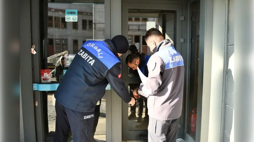 Torbalı’da tarihi geçmiş ürün satan marketler mühürlendi