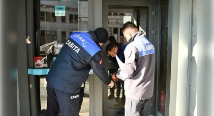 Torbalı’da tarihi geçmiş ürün satan marketler mühürlendi