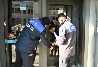 Torbalı’da tarihi geçmiş ürün satan marketler mühürlendi