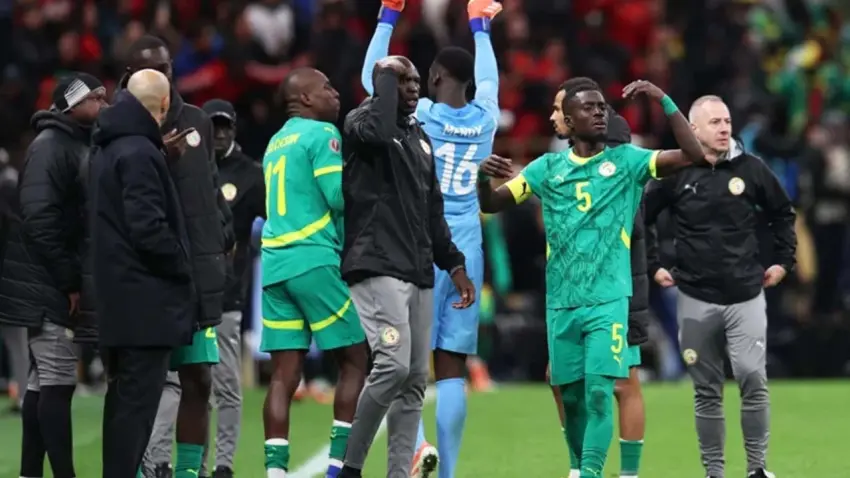 Afrika’da kaos dolu final: Senegal sahadan çekildi, döndü ve şampiyon oldu! haberinin görseli