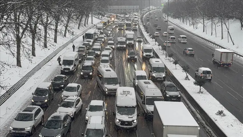 İstanbul'da kar yağışı etkisini sürdürüyor: Trafik kilit, kuryelere yasak geldi! haberinin görseli