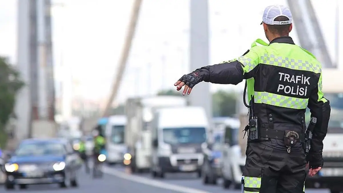 İzmir’de "Kapıdan Sarkan" kişiye rekor ceza: Hem Para cezası hem adli işlem haberinin görseli