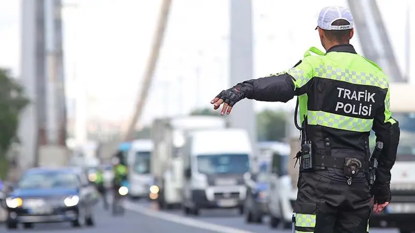 İzmir’de "Kapıdan Sarkan" kişiye rekor ceza: Hem Para cezası hem adli işlem haberinin görseli