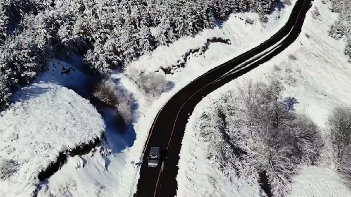 İzmir’e kar sürprizi: Yüksek kesimler karla kaplandı haberinin görseli