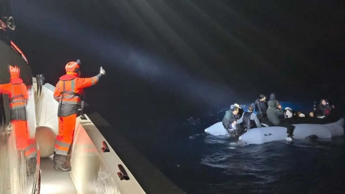 Urla açıklarında can pazarı: Sürüklenen bottaki 24 göçmen kurtarıldı haberinin görseli
