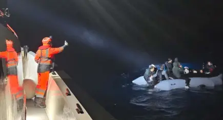 Urla açıklarında can pazarı: Sürüklenen bottaki 24 göçmen kurtarıldı