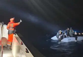 Urla açıklarında can pazarı: Sürüklenen bottaki 24 göçmen kurtarıldı