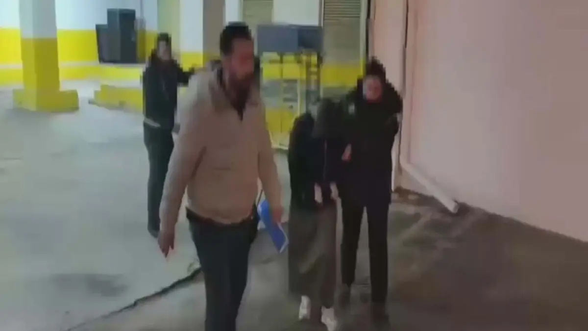 Atlas Çağlayan’ın ailesini tehdit etmişlerdi! Tutuklanan şüphelilerin adliye görüntüleri ortaya çıktı haberinin görseli