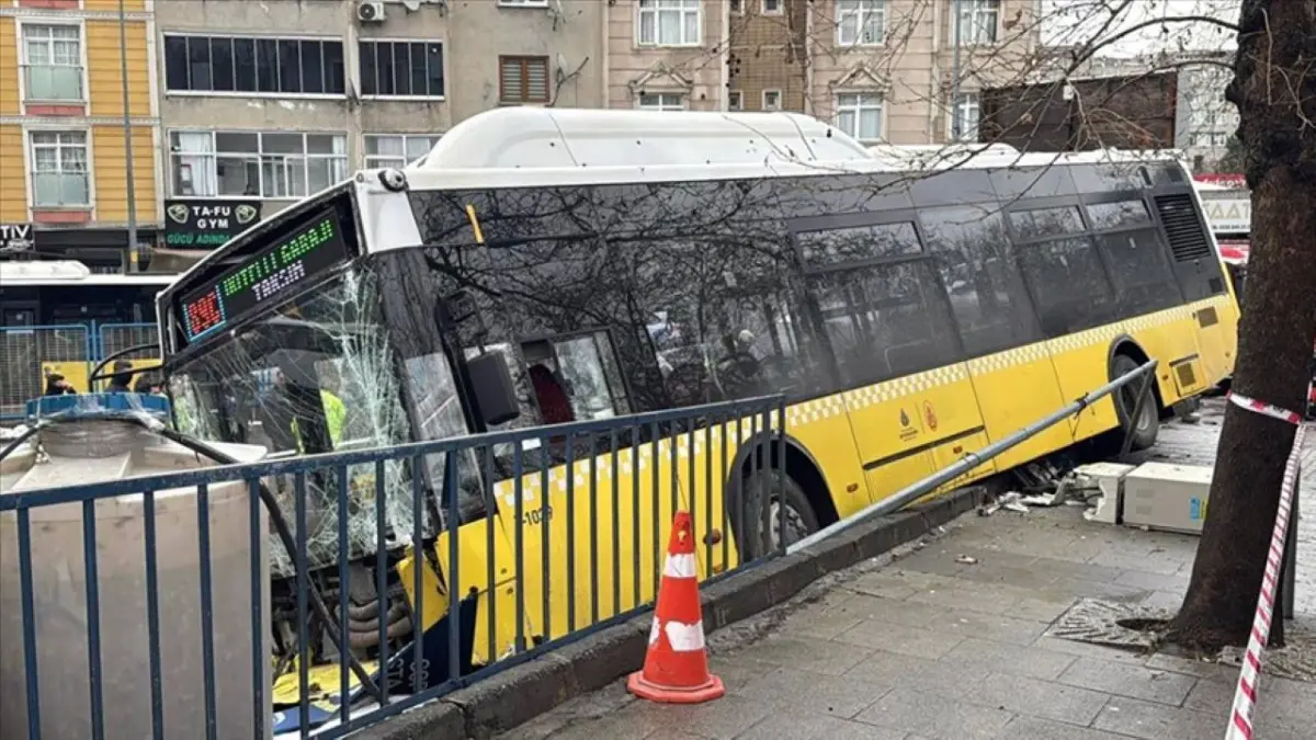 Esenler'de kaza: İETT otobüsü otoparka daldı haberinin görseli