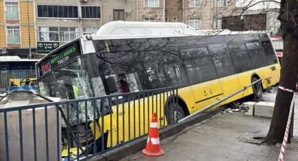 Esenler'de kaza: İETT otobüsü otoparka daldı