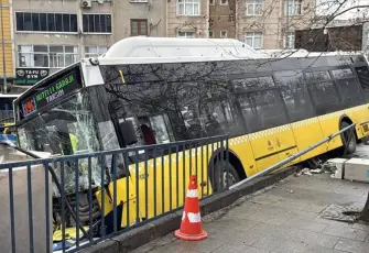 Esenler'de kaza: İETT otobüsü otoparka daldı