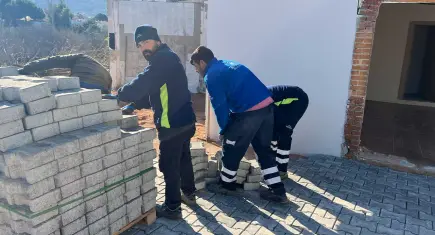 Foça İlçe Garajı’nda çevre düzenleme çalışmaları devam ediyor