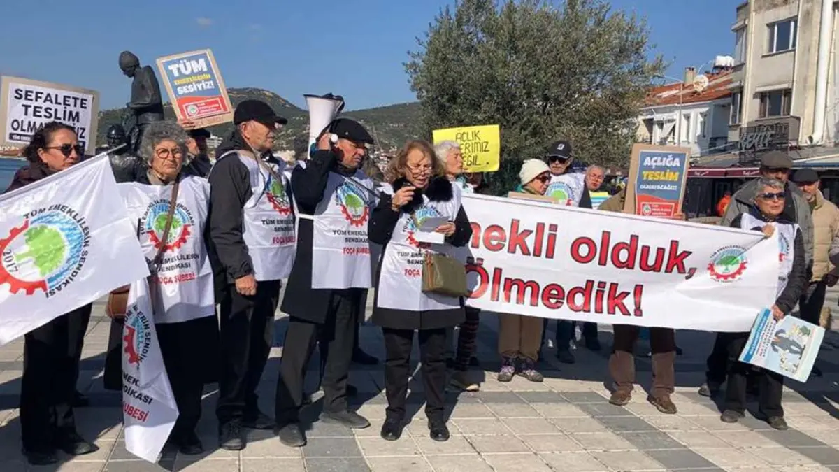Foçalı emekliler 12 gündür meydanlarda: Sefalete teslim olmayacağız! haberinin görseli