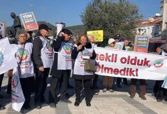 Foçalı emekliler 12 gündür meydanlarda: Sefalete teslim olmayacağız!