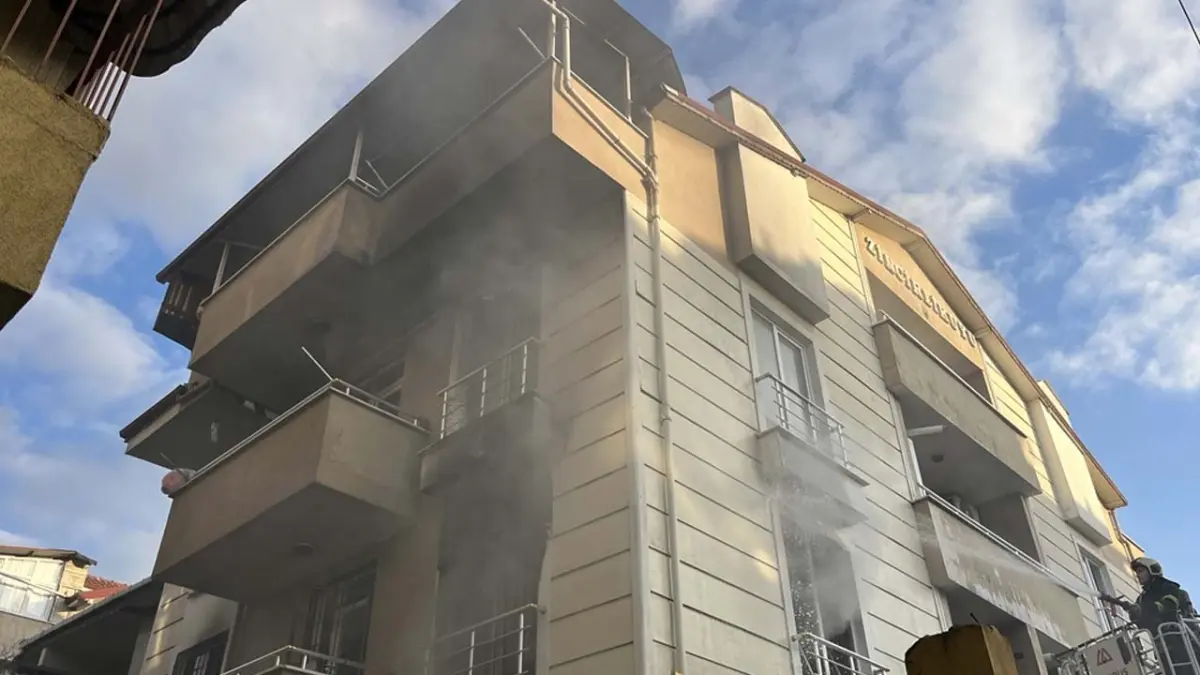 İzmit’te ev yangını; 5 kişi dumandan etkilendi haberinin görseli
