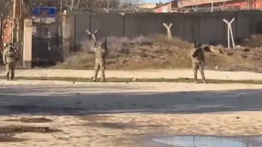 YPG’den Suriye sınırında Türk bayrağına saldırı haberinin görseli
