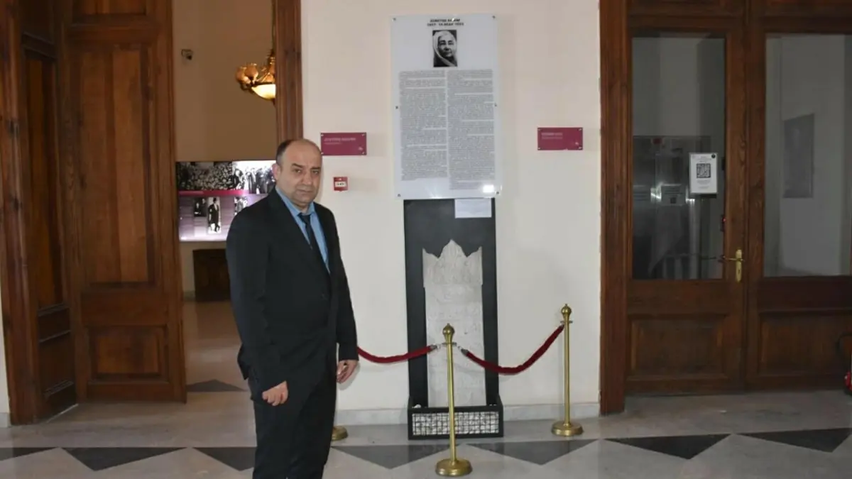 Zübeyde Hanım'ın ilk mezar taşı, Atatürk Müzesi'nde sergide başlıklı video haberin görseli