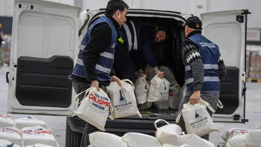 İzmir’de ihtiyaç sahiplerine kahvaltı paketi