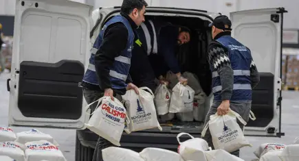İzmir’de ihtiyaç sahiplerine kahvaltı paketi